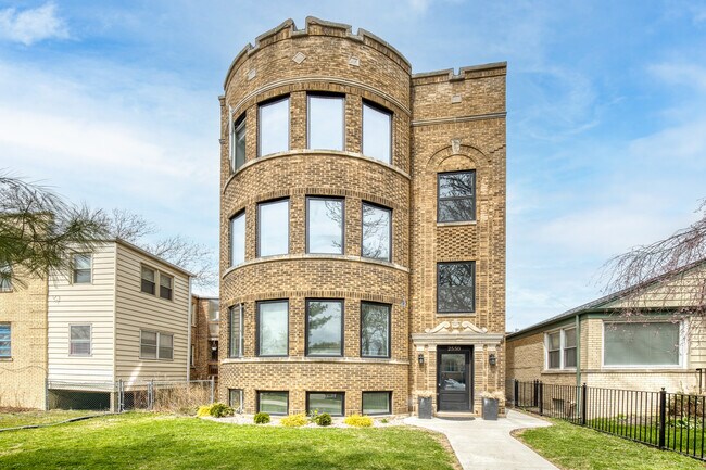 Building Photo - 2550 W Balmoral Ave