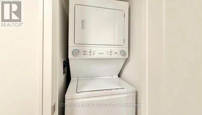 Photo du bâtiment - 2 Manderley Dr