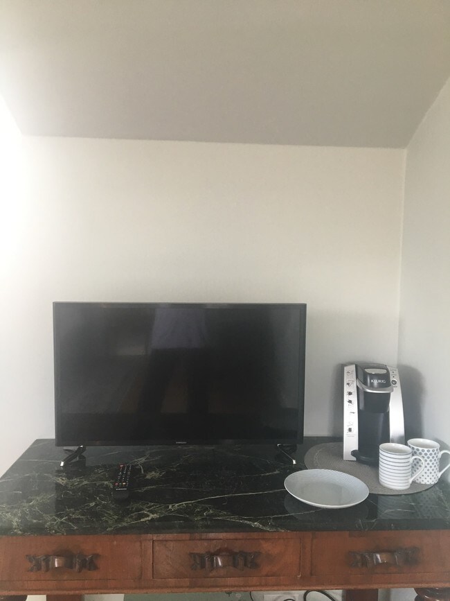 Foto del edificio - 599 California Avenue, Unit 4-Granny