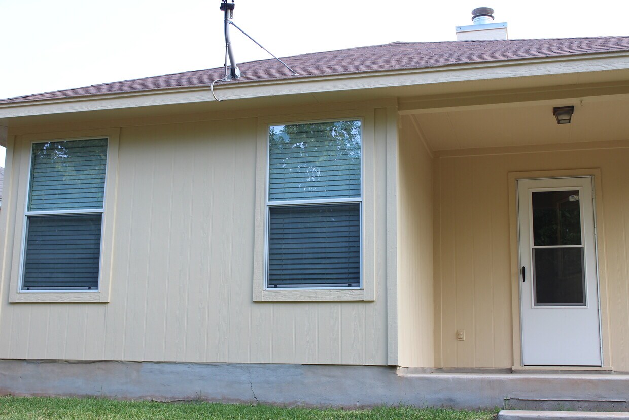 Back of the house - 5605 Bentsen Ln