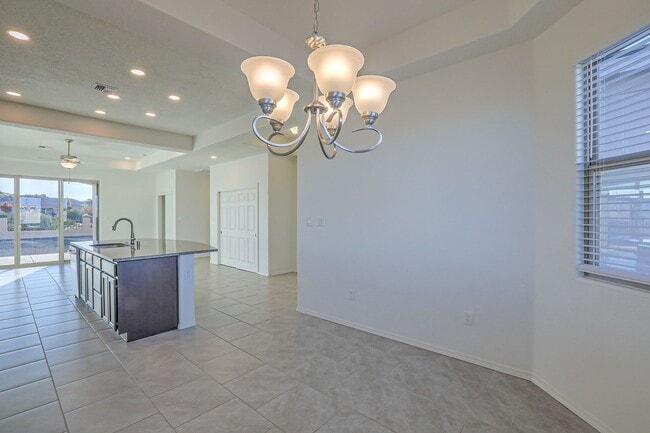 Building Photo - Stunning 3 Bedroom 2 Bathroom, 2 Car Garag...