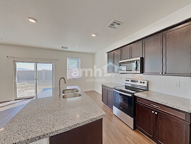 Foto del edificio - 4702 Tree Swing St