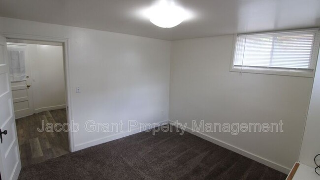 Building Photo - 1110 E Lewis St