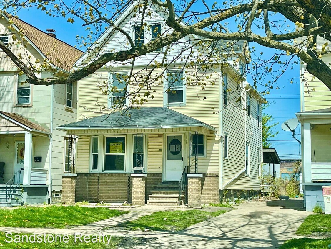 6 br, 2 bath House 1877 E 29th St House for Rent in Lorain, OH