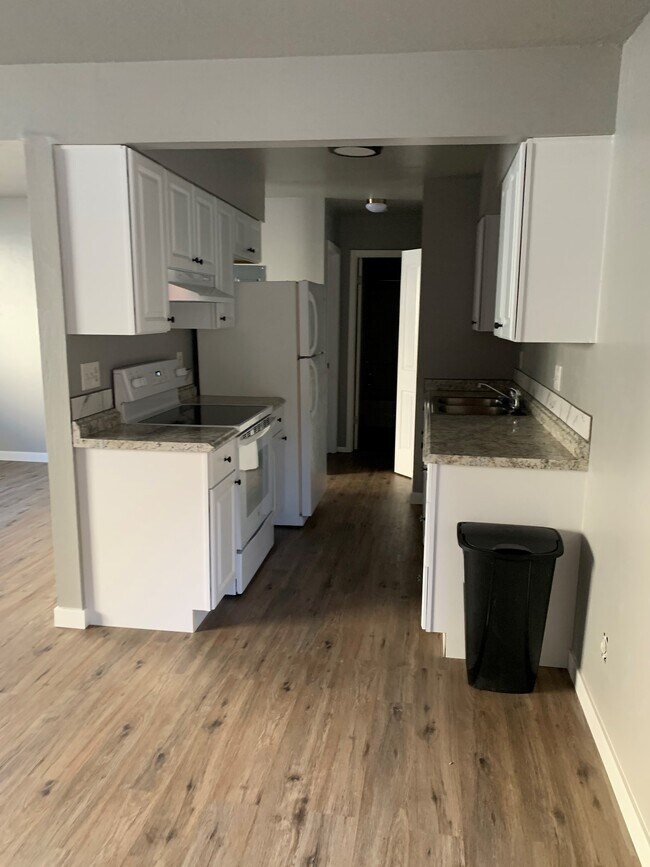 Kitchen - 1252 Dewar Dr