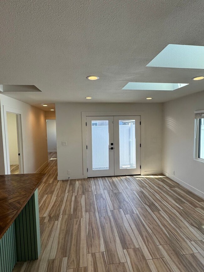 Building Photo - Cozy Carson Back House with Skylights & Washer/Dryer