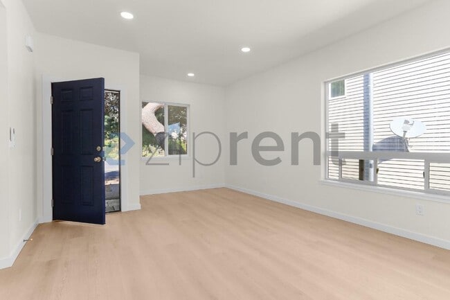 Building Photo - Unit A