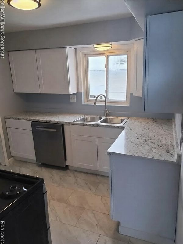 Foto del edificio - 8145 Lozier Ave