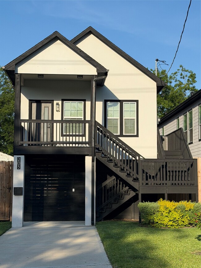 Building Photo - 203 3rd St