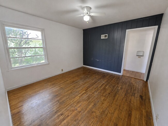 Foto del edificio - 2 Bedroom, 1 Bathroom West Hill Home with Fenced Yard, Garage, & Bonus Living Space