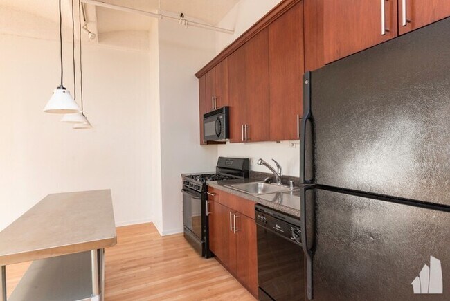 Building Photo - Beautiful Studio Condo in South Loop!