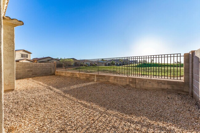 Foto del edificio - 2430 N 142nd Dr