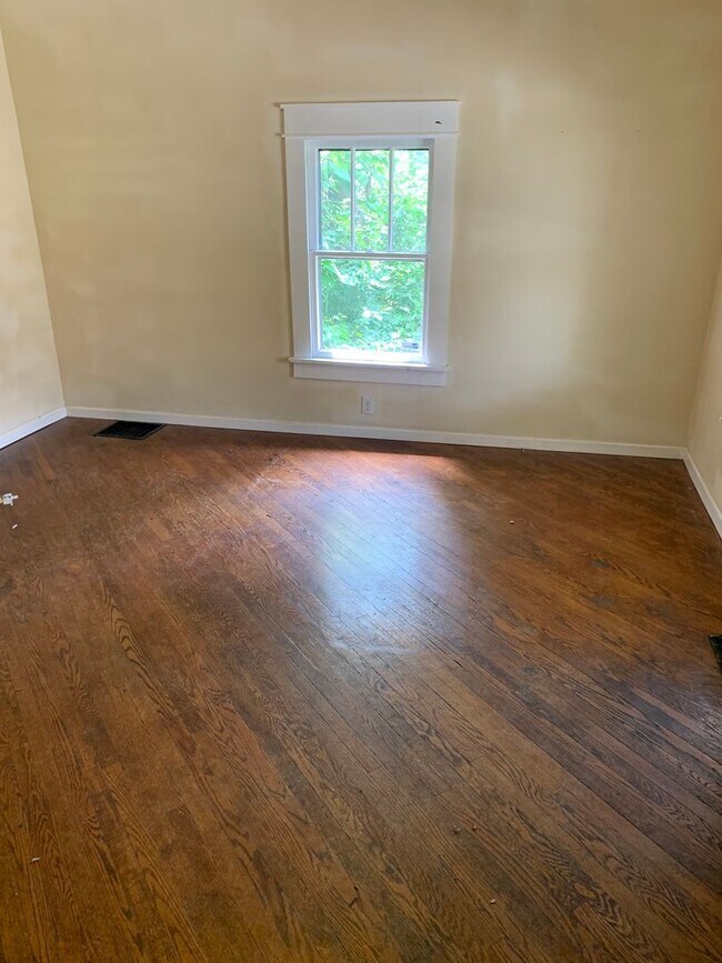 Foto del edificio - 5 bedroom Available!!  ***AUG 2027*** 5 bed, 3 bath Near Kirkwood!