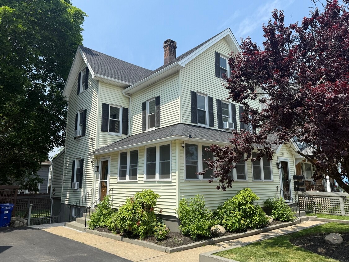 Primary Photo - 37 Quintard Ave