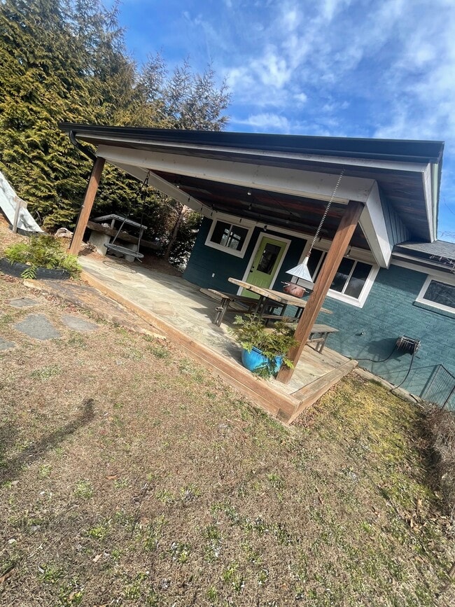 Mesa espaciosa para reuniones. - 65 Cherry St