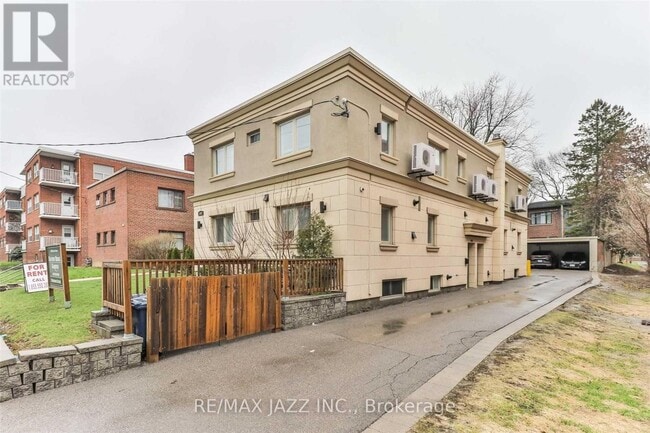 Photo du bâtiment - 1303 Bayview Ave