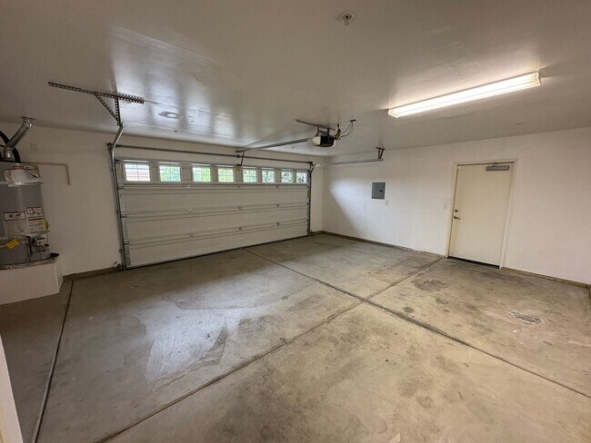 Building Photo - Beautiful home behind shopping center available now!