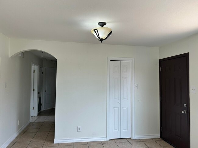 Building Photo - 4740 Loma Vista Dr