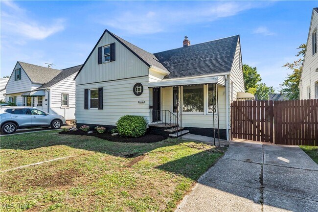 Foto del edificio - 24330 Glenforest Rd