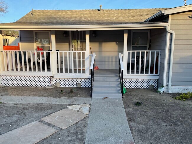 Frente de la casa - 1840 1st St