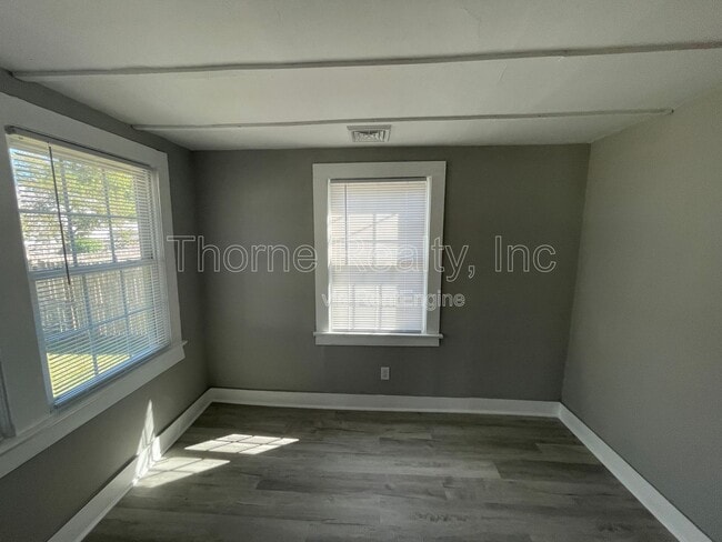 Building Photo - 1302 Cherry St