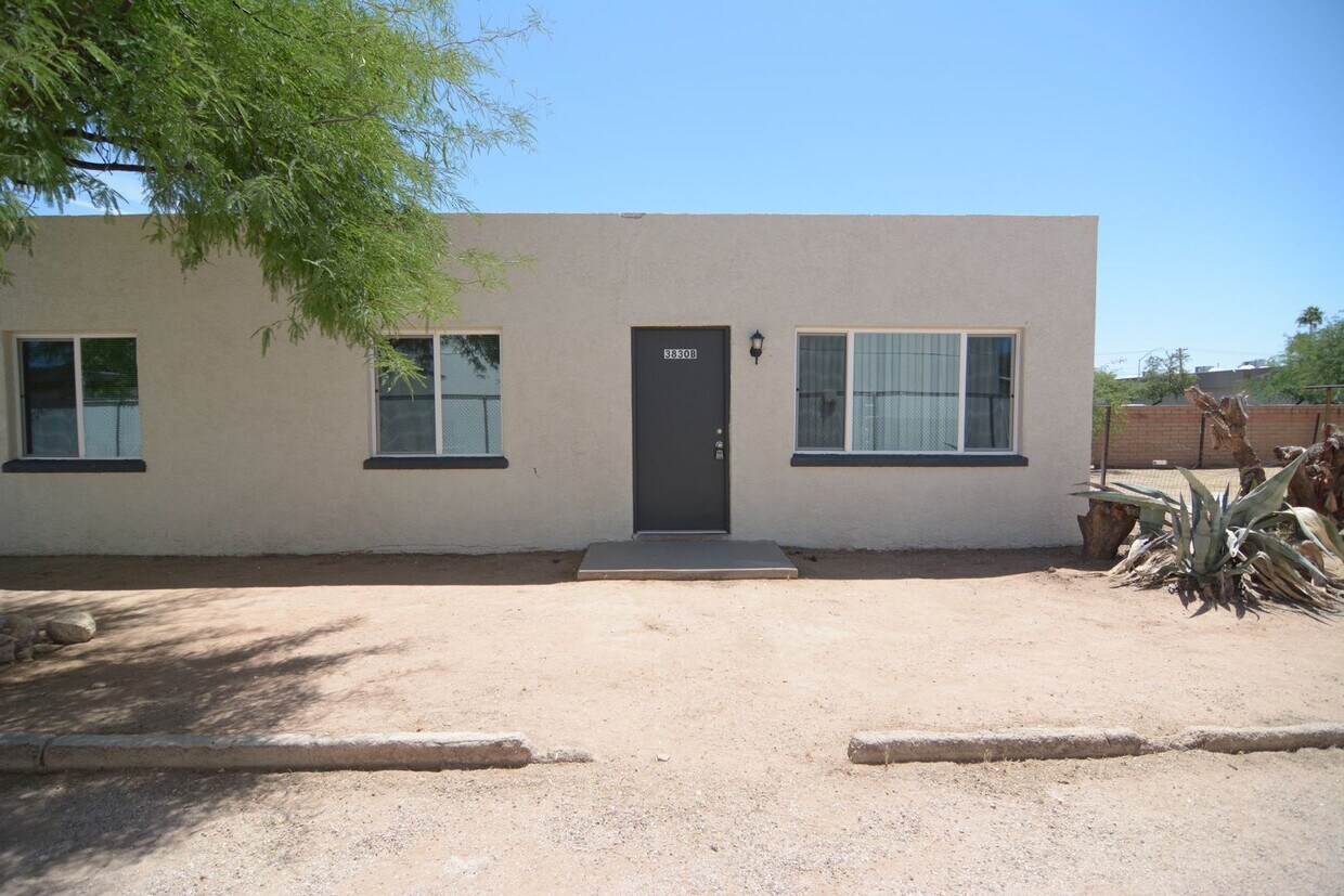 Primary Photo - Remodeled 1 Bedroom 1 Bath Duplex! Central...