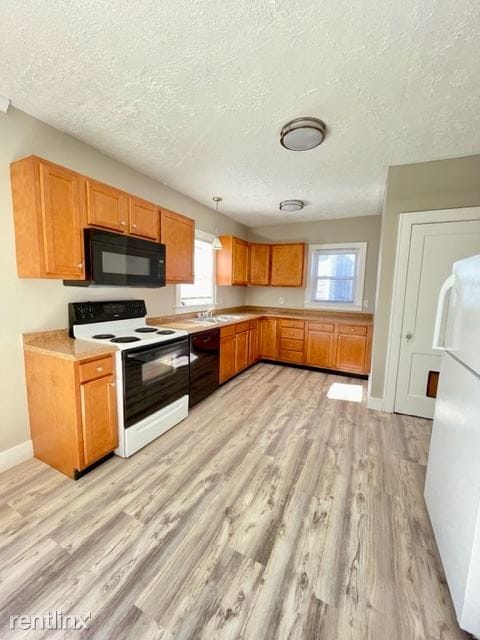 Building Photo - 3 br, 1.5 bath House - 211 E Washington St