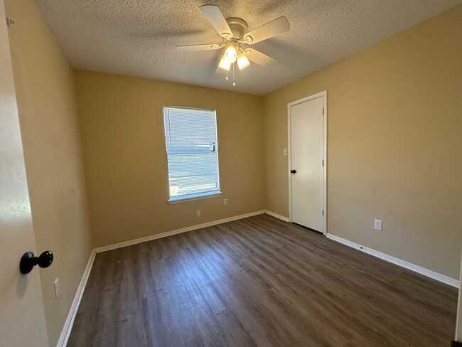 Building Photo - * Welcome to this charming 3-bedroom, 2-bathroom home located in the heart of Russellville, AR.