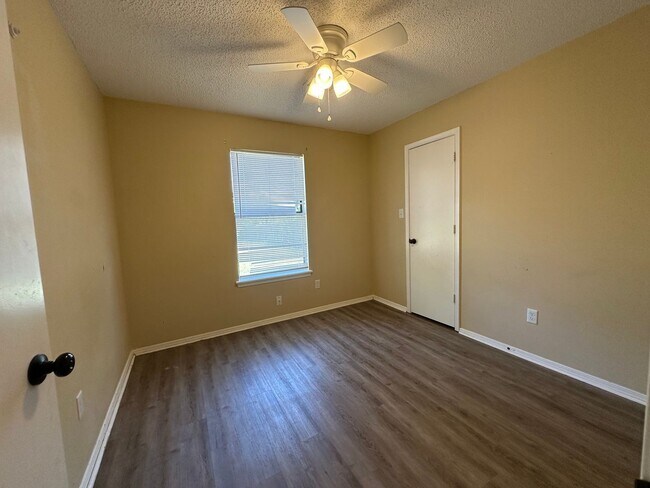 Foto del edificio - **24 hour notice to show** Welcome to this charming 3-bedroom, 2-bathroom home located in the hea...