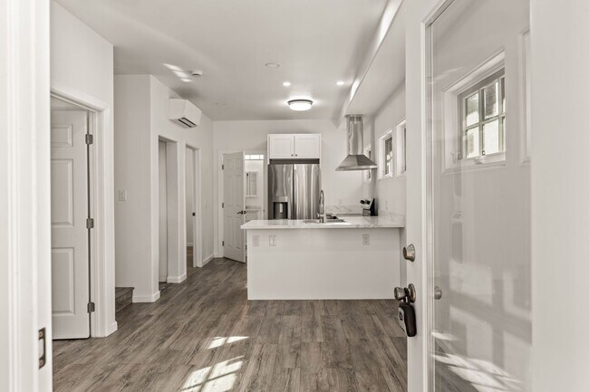 Building Photo - 931 W 23rd St