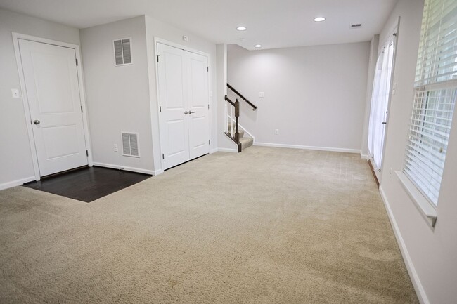 Building Photo - Move-in ready Townhome in Wenworth Green C...