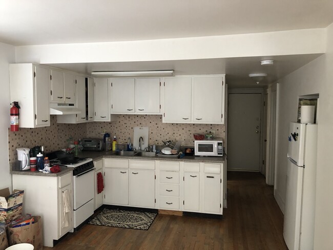 Kitchen - 827 W Walnut St