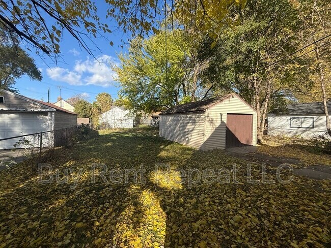 Building Photo - 12735 Vernon Ave