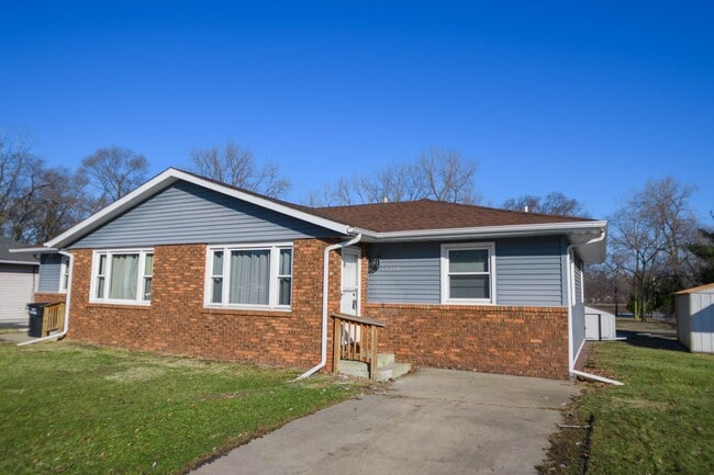 Building Photo - 5266-68 Plaza Ave