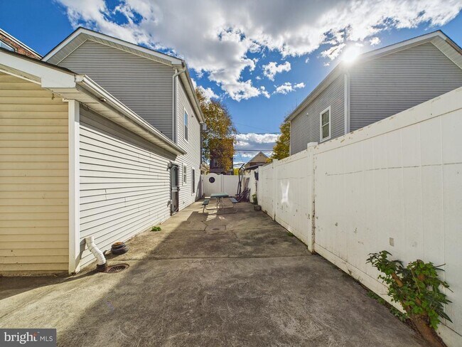 Building Photo - 3951 Aspen St