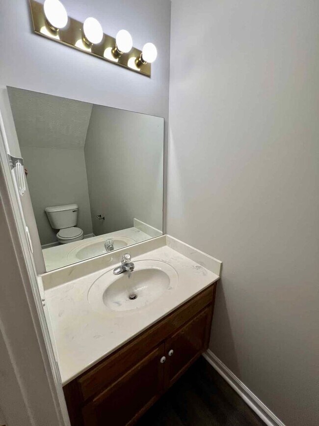 Building Photo - 2 Bed, 2.5 Bath *End Unit* Townhome By MTSU