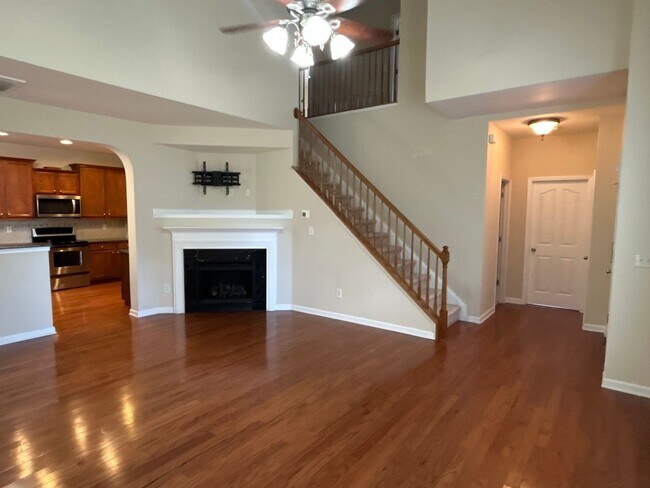 Building Photo - 4 Bed | 3 Bath Townhouse with First Floor ...