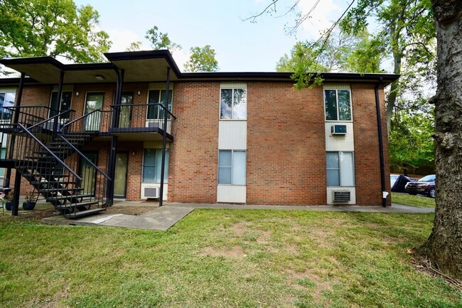 Building Photo - 2601 Hillsboro Pike