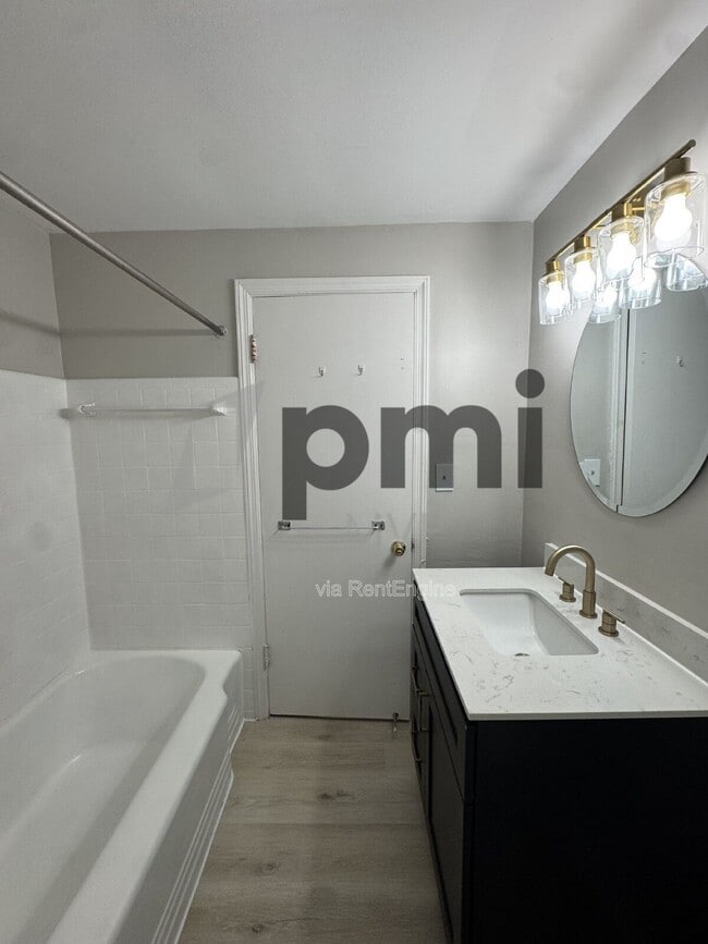 Building Photo - 2137 Ridgeview Rd