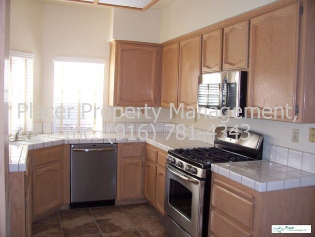 Building Photo - Really Nice Home w/Fireplace &amp; Gardener