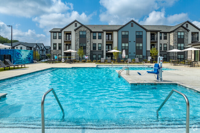 Piscina - Evolve at Parkway Apartment Homes