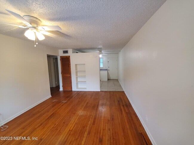 Building Photo - 2305 Myra St