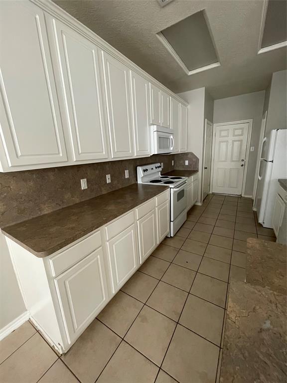 Building Photo - 17135 Oakwood Chase Dr