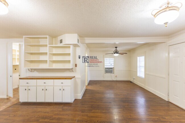 Foto del edificio - Distinctive Glen Rose Home with Large Rooms, Fenced Yard & Covered Parking