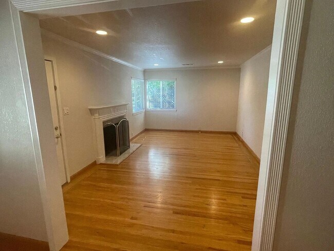 Foto del edificio - 2493 Fernwood Ave