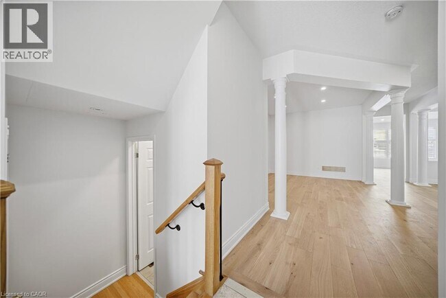 Photo du bâtiment - 897 Stoutt Cres