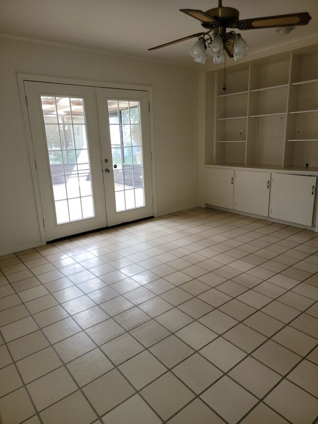 Building Photo - 3 bedroom 2 Bathroom Home