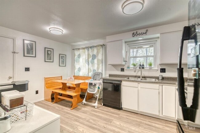 Building Photo - Cozy Single-Level Home in Quiet Neighborhood