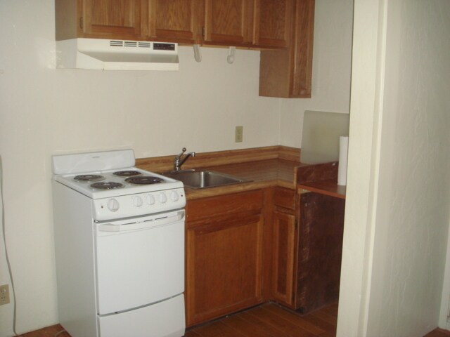 Building Photo - 616 Cedar St