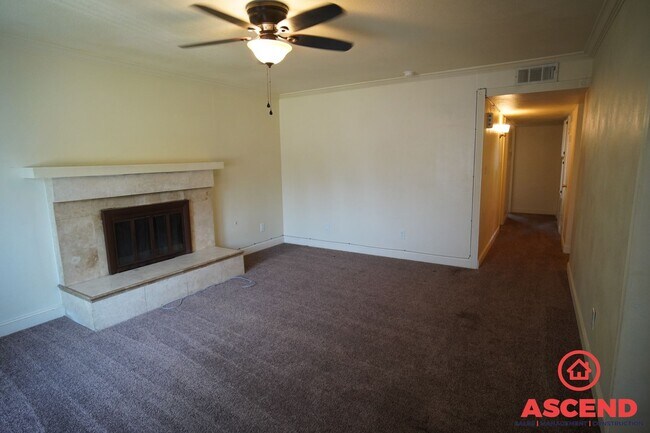 Foto del edificio - Charming Home Off of White Ln and Ashe